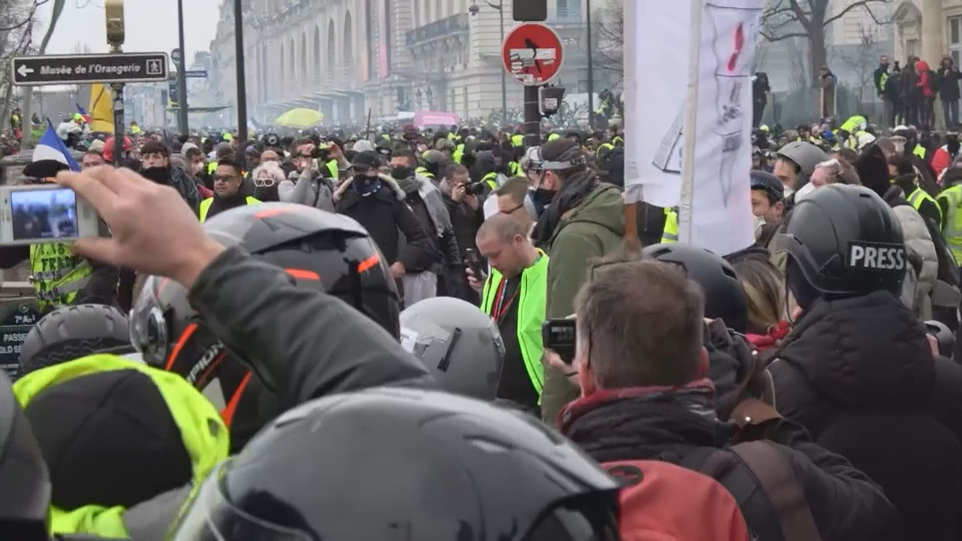 法國黃背心示威者繼續上街
