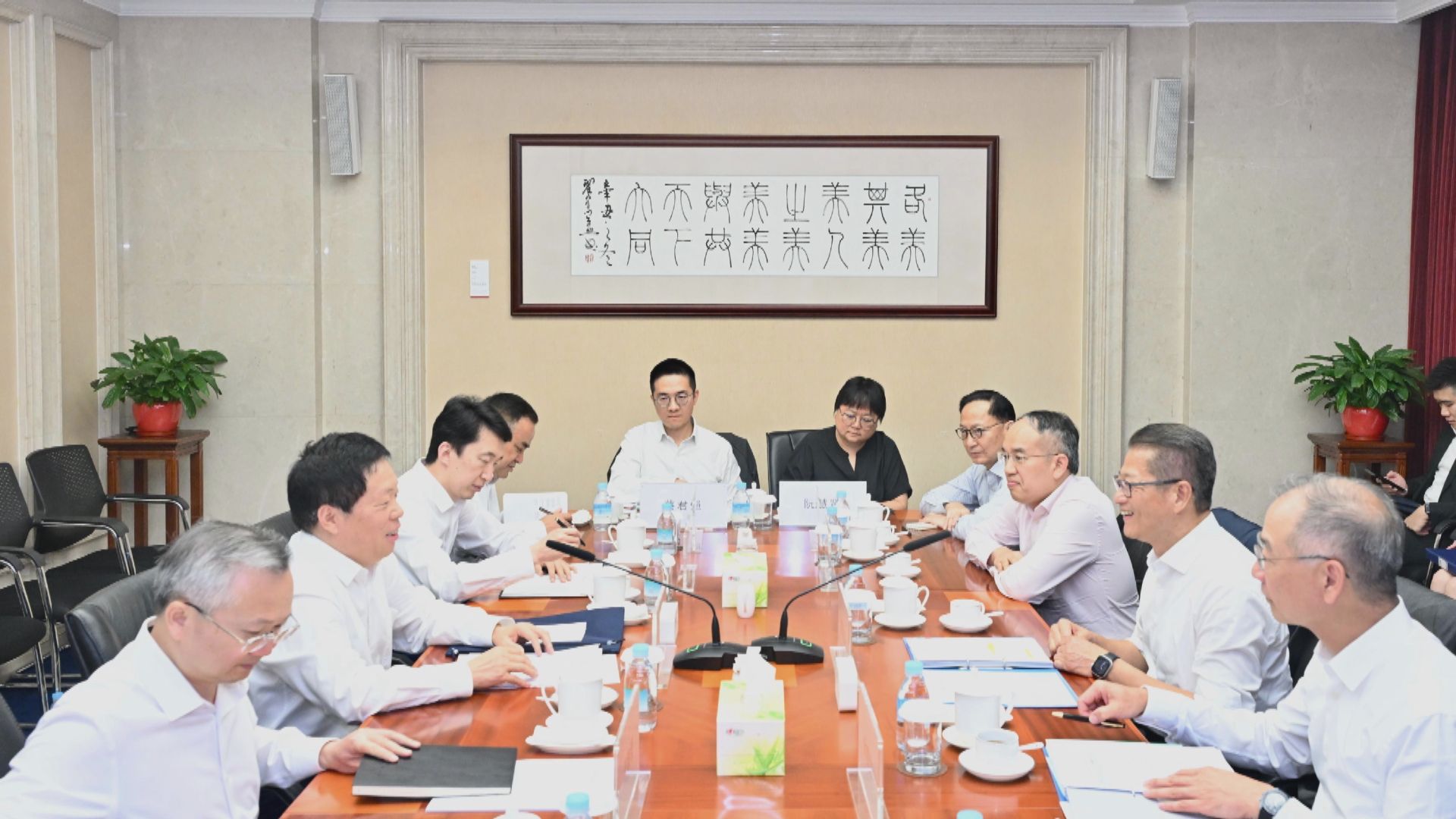 陳茂波訪京期間 與多名國家財金官員討論人民幣國際化等