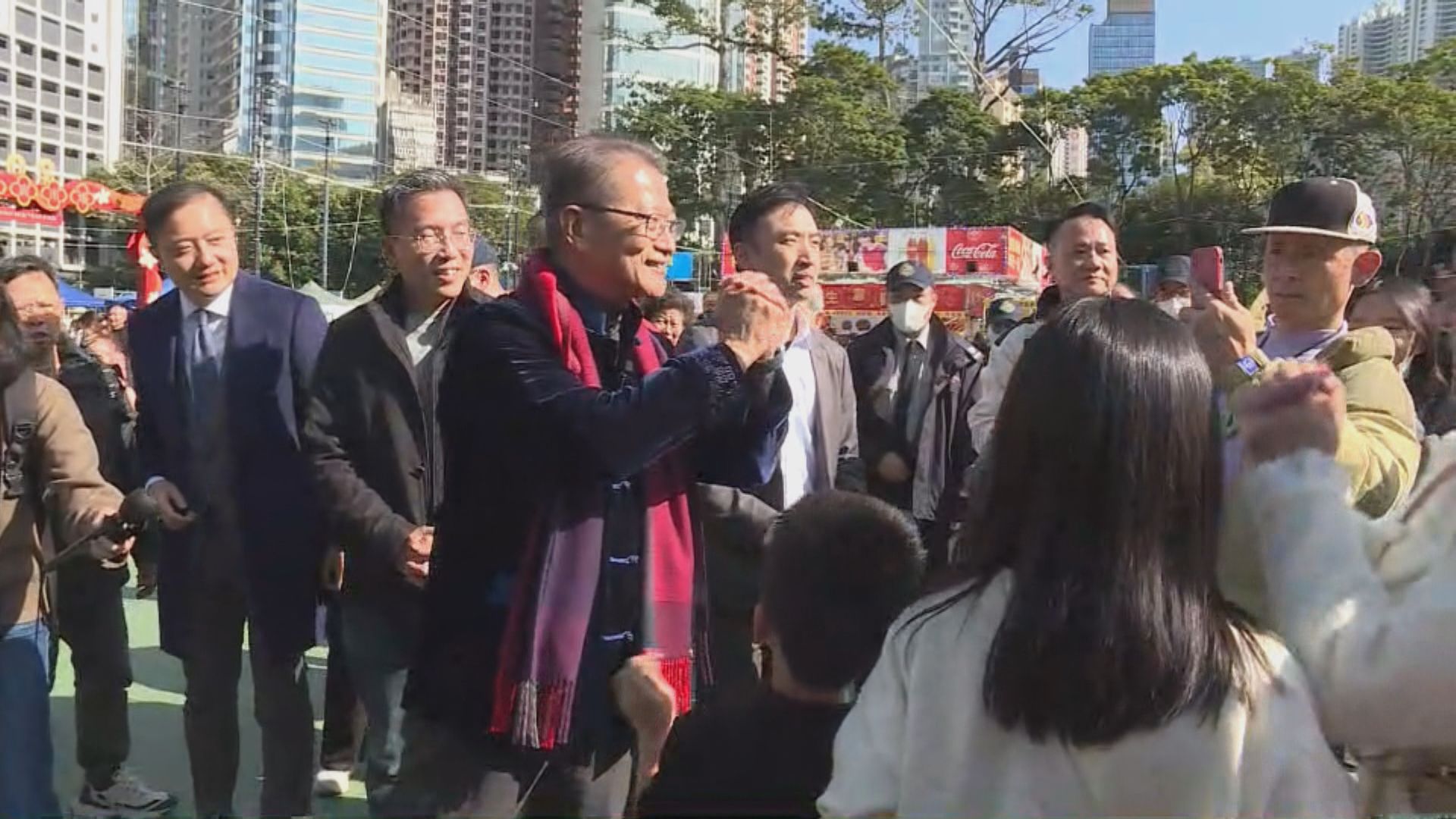 陳茂波逛維園年宵　與中學生交流擺檔心得