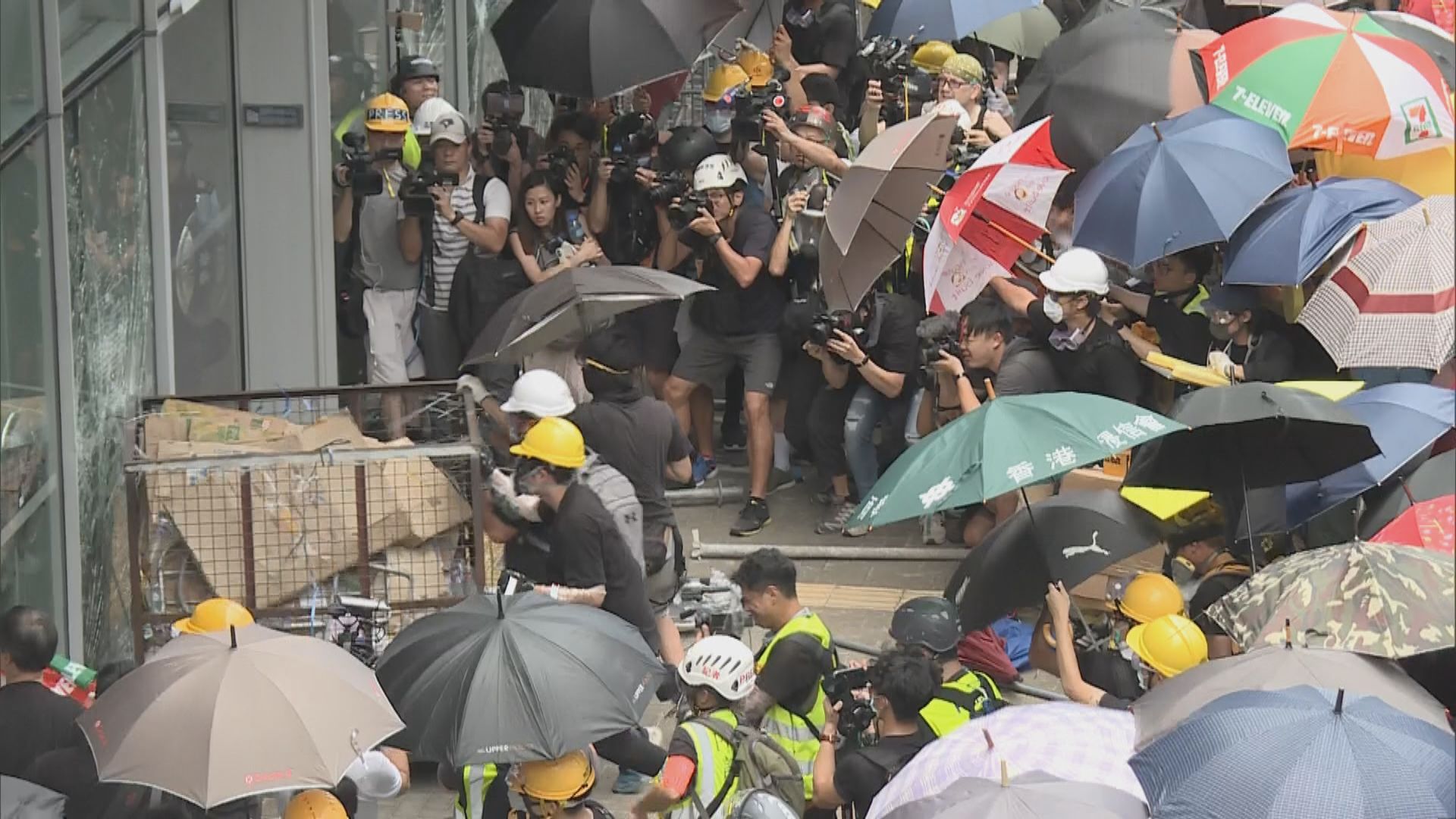 示威者以硬物衝擊立法會大門