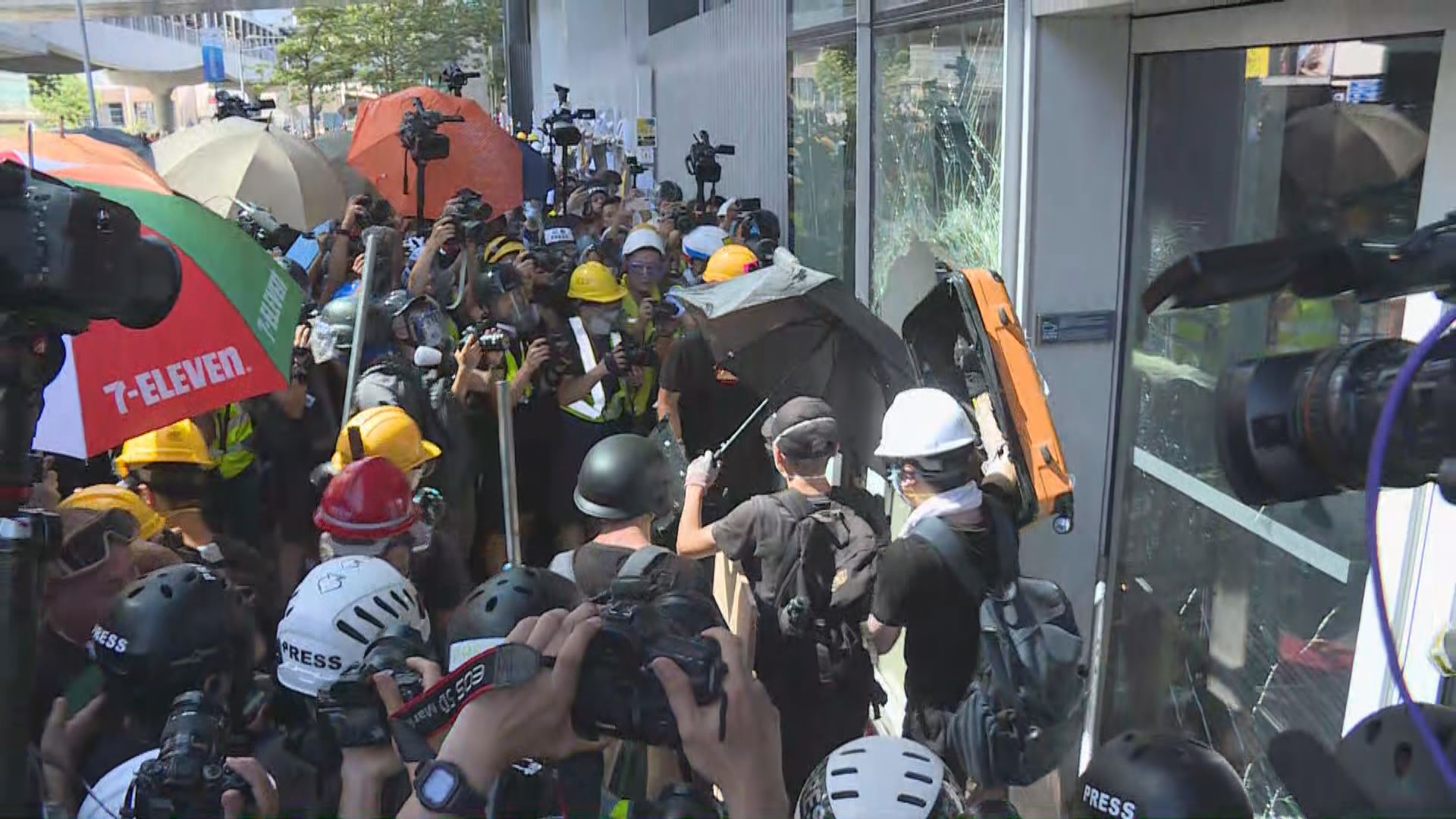【衝擊立法會】示威者撞破玻璃門後未有衝入立會大樓