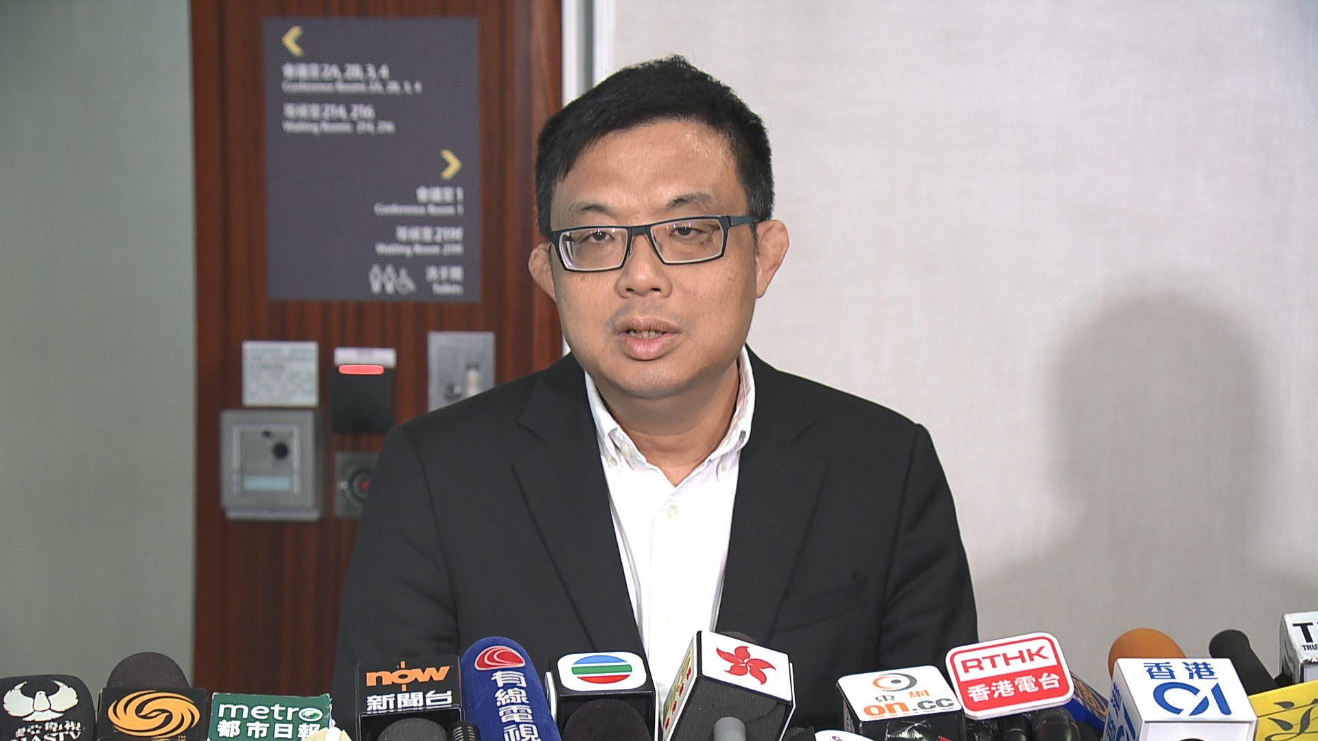 涂謹申：石禮謙沒其授權取消會議　下午會議繼續