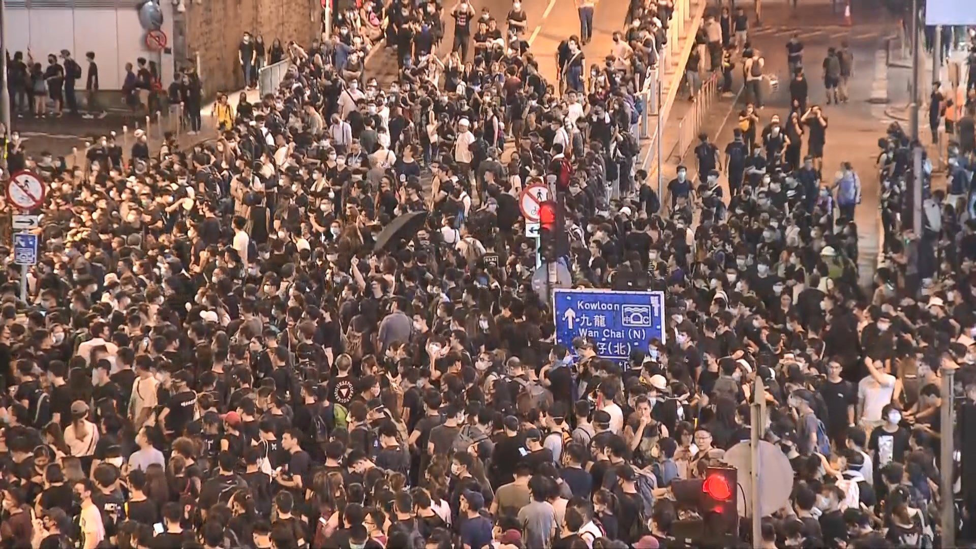 示威者包圍警察總部　附近交通受阻