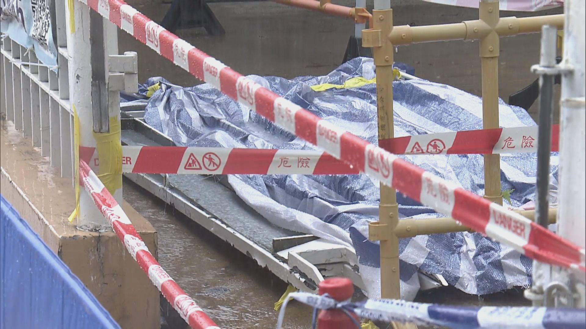荃灣西約體育館鐵閘倒塌傷清潔工人