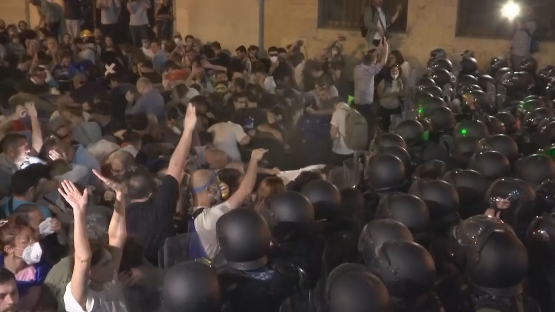 格魯吉亞民眾反對反外國影響法 與警方爆發衝突