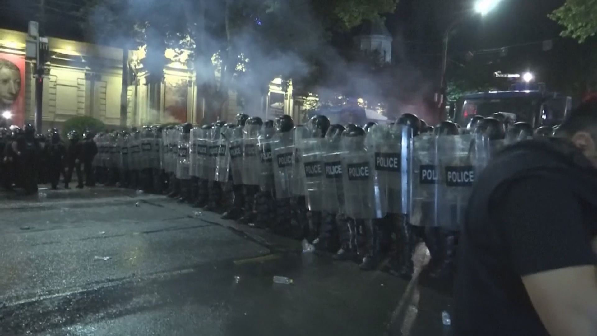格魯吉亞大規模示威反對反外國影響法案 警察發射水炮和胡椒噴霧驅散