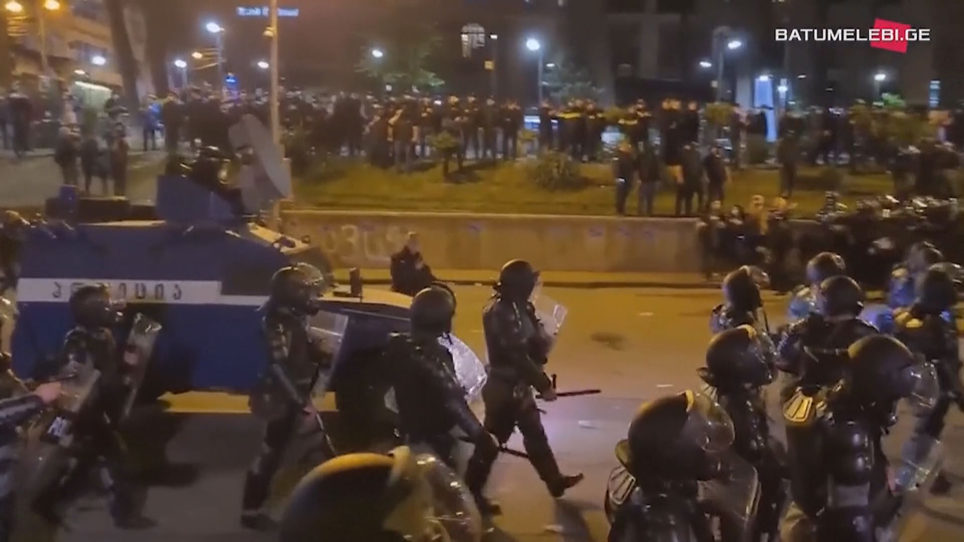格魯吉亞民眾抗議反外國影響法案 警員驅散示威者