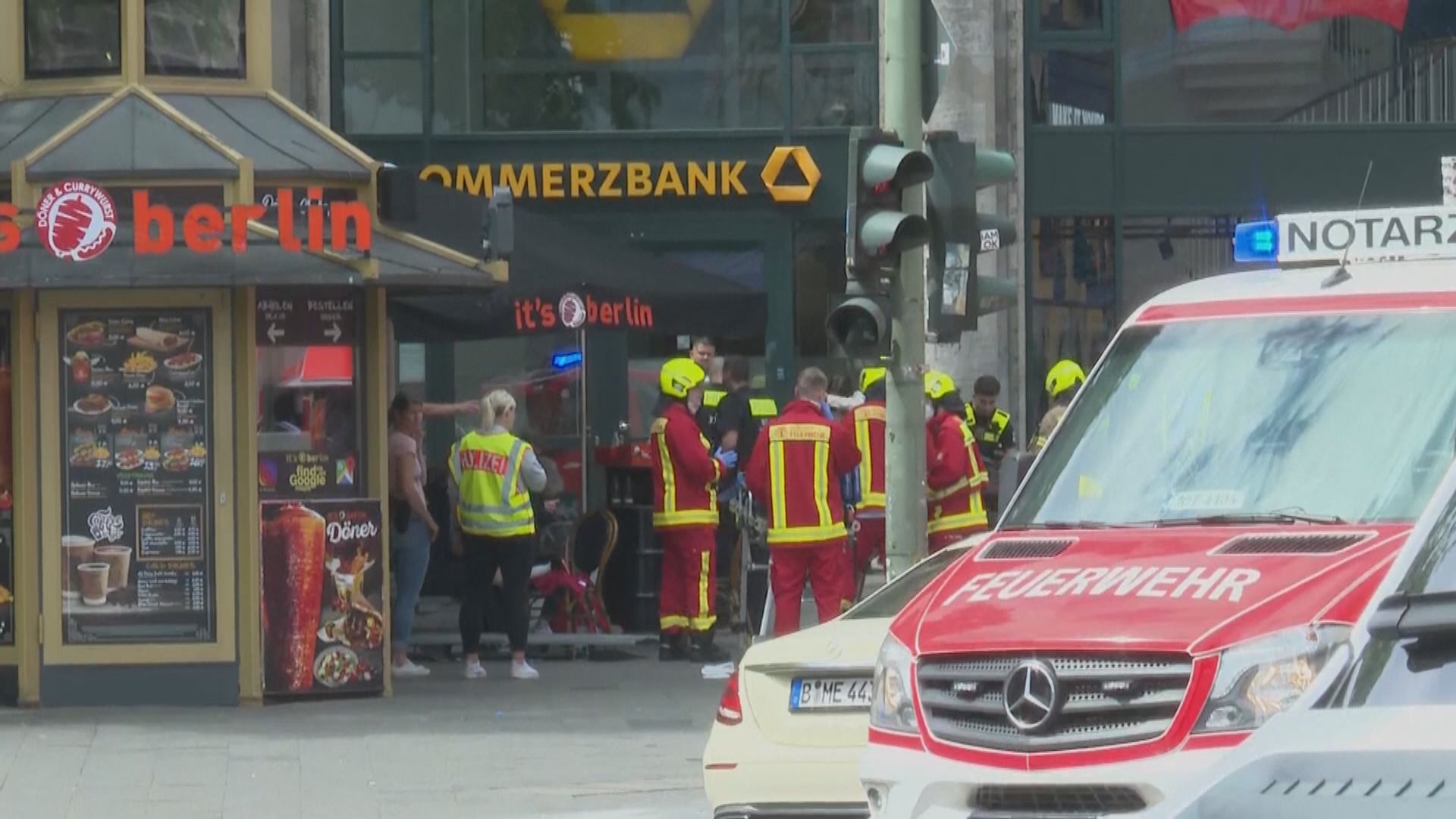 柏林汽車撞向商場　最少一死多人受傷
