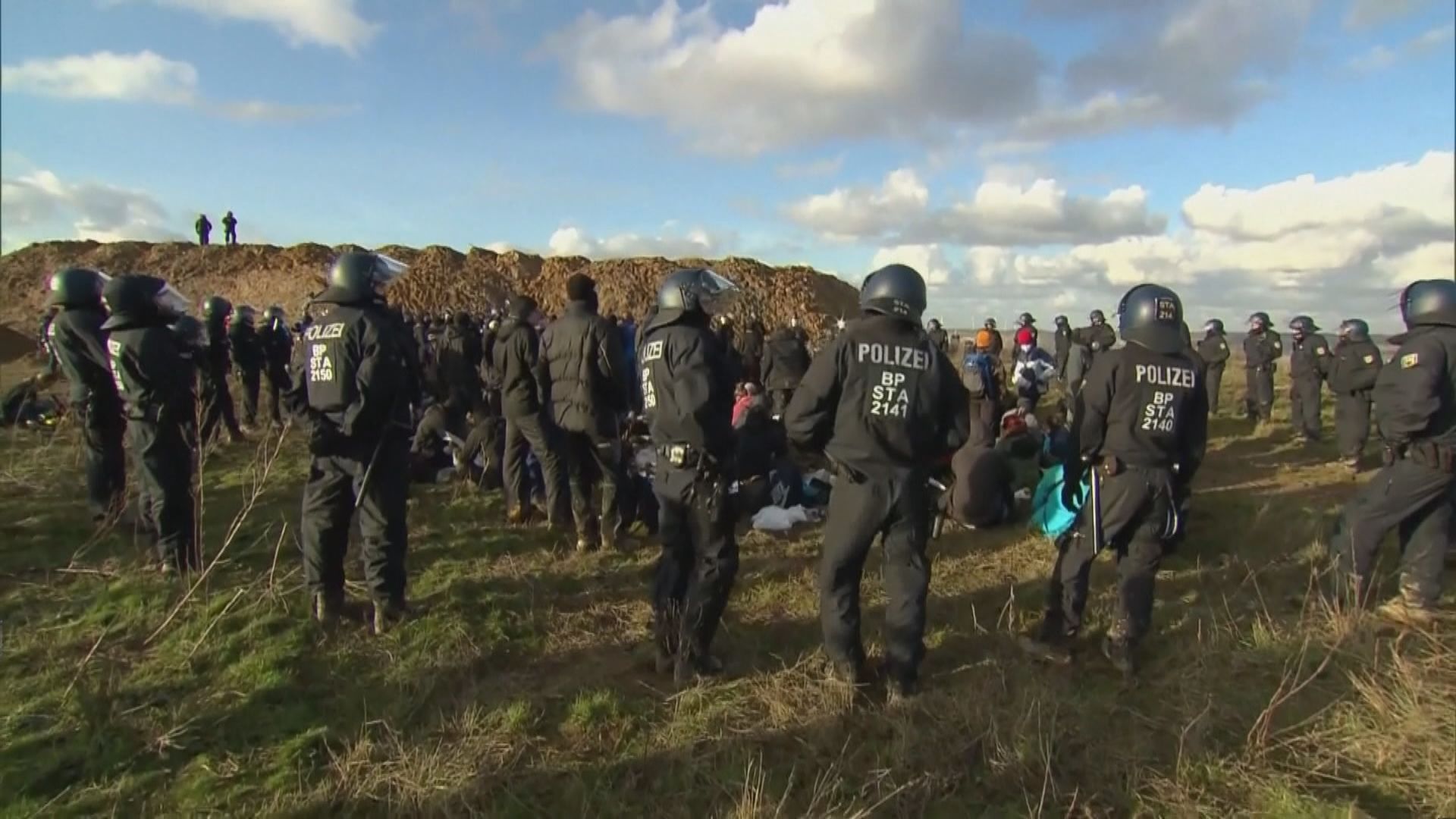德警帶走多名抗議擴建煤礦示威者　通貝里一度被拘留