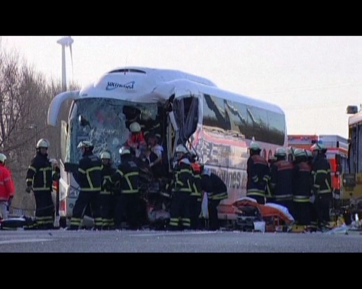 
德高速公路巴士意外釀九人傷