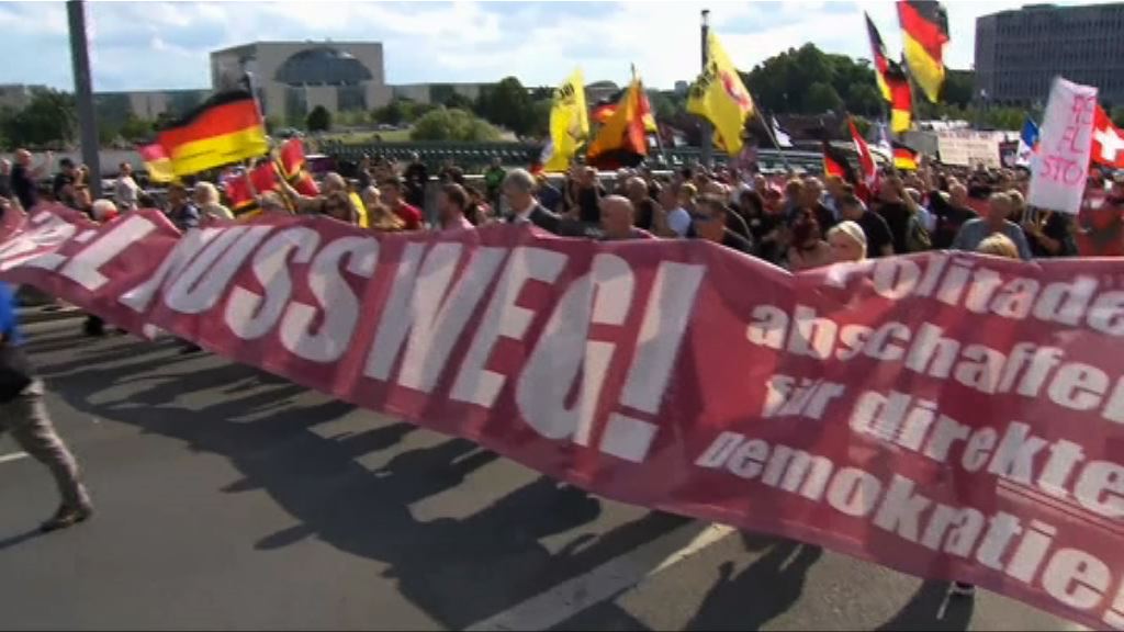 德右翼分子示威抗議默克爾移民政策