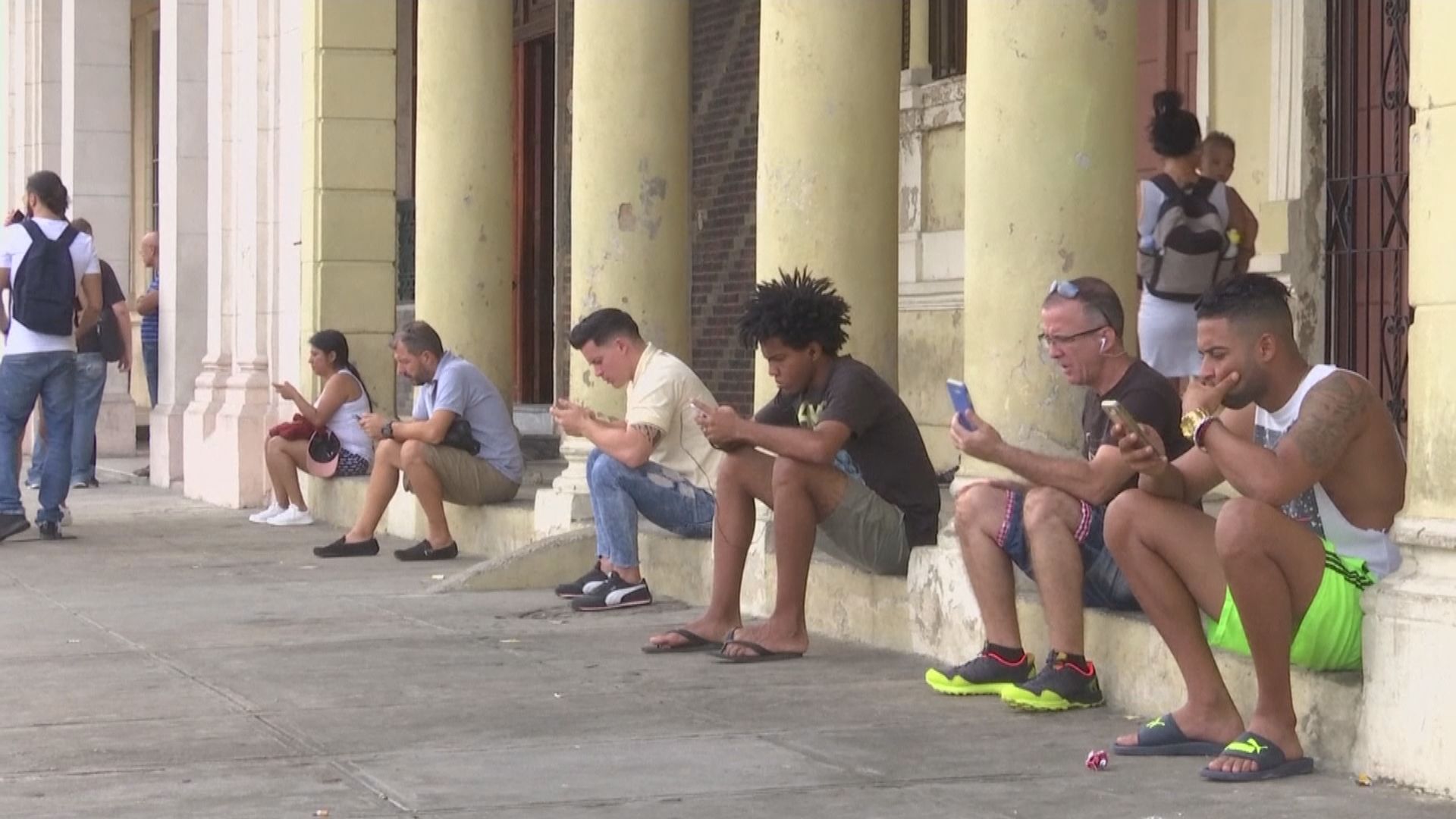 【環球薈報】古巴開放手機上網並非人人負擔得起