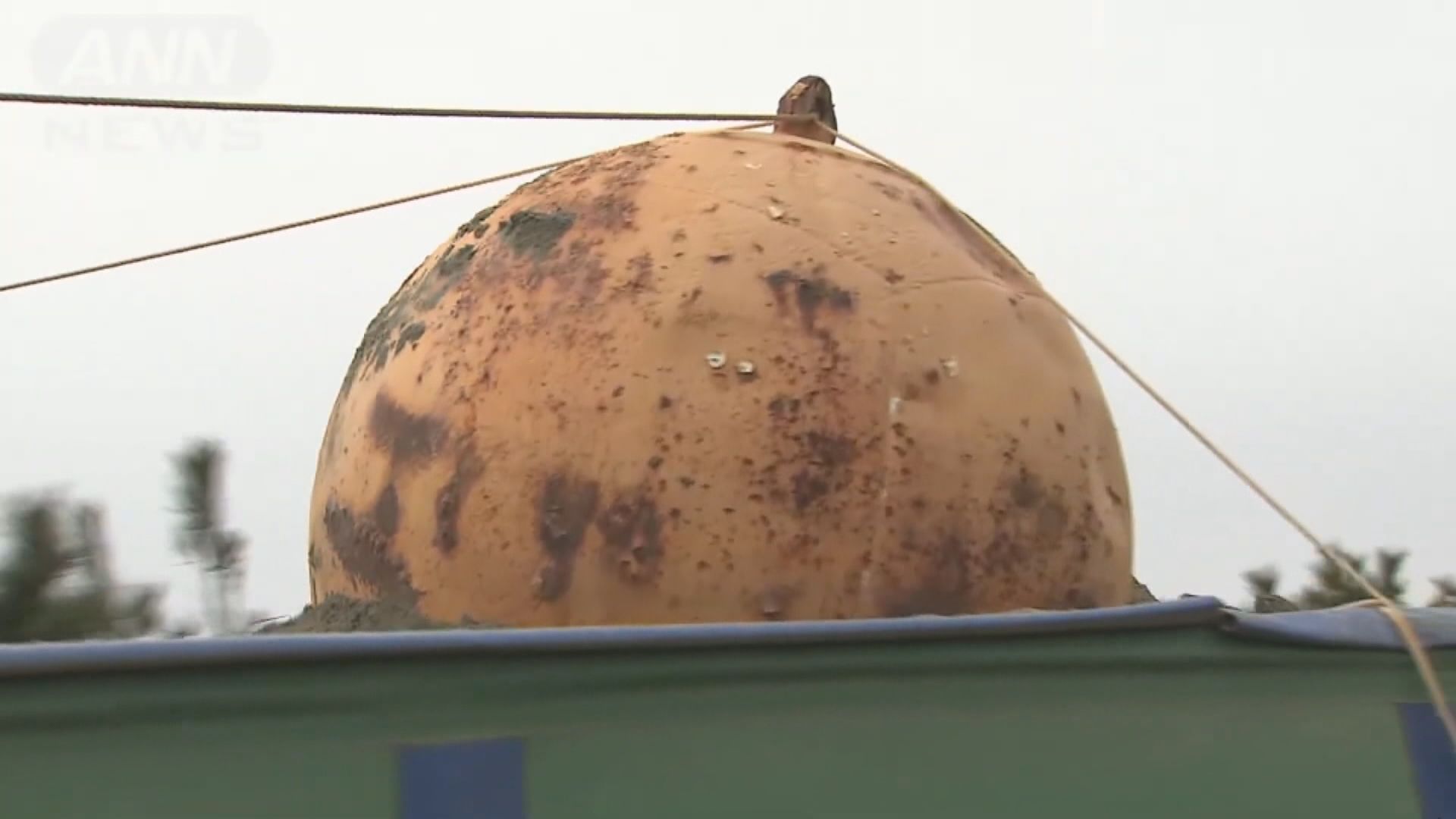 【環球薈報】日本靜岡縣沙灘巨型神秘鐵球被移走