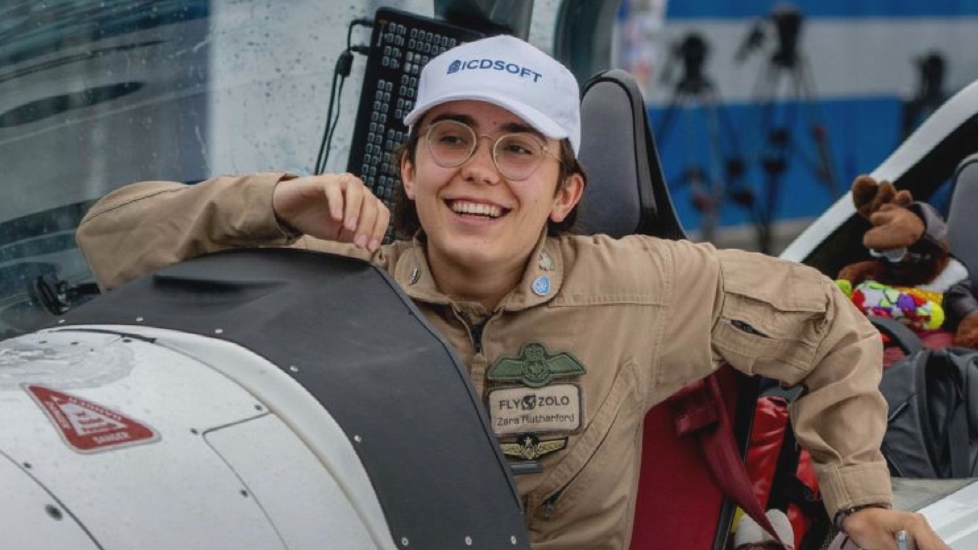 【環球薈報】十九歲少女成為獨自駕駛飛機環繞地球最年輕女性