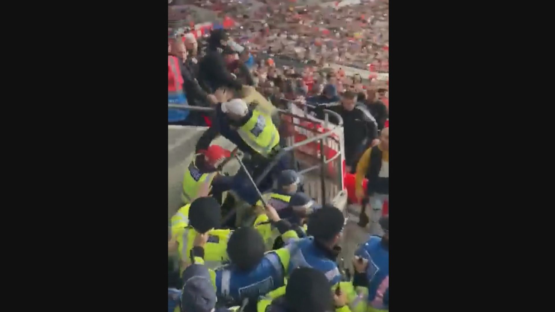 【環球薈報】匈牙利球迷於溫布萊球場與警方衝突