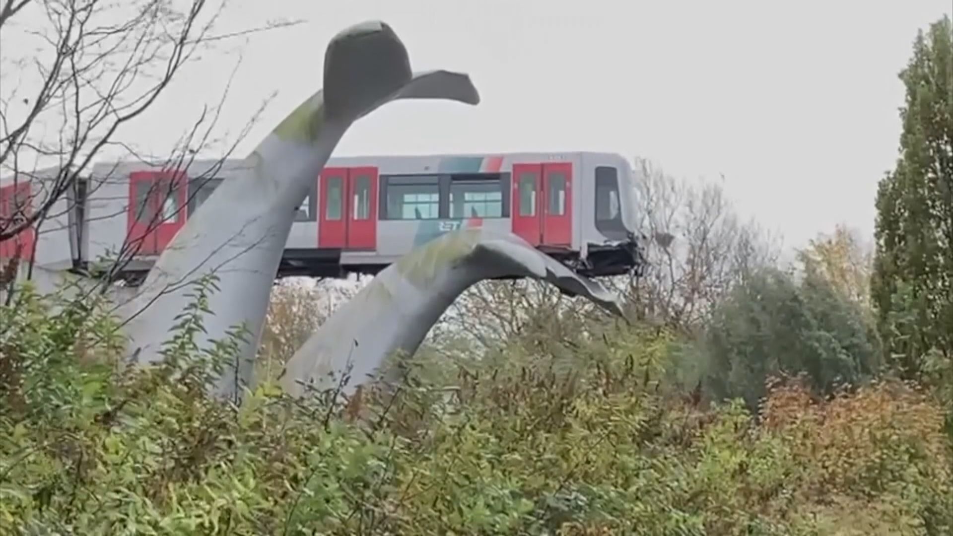 【環球薈報】荷蘭出軌列車獲鯨魚尾巴雕塑「拯救」