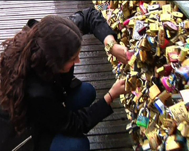 
【環球薈報】巴黎倡遊客勿在鎖橋掛鎖