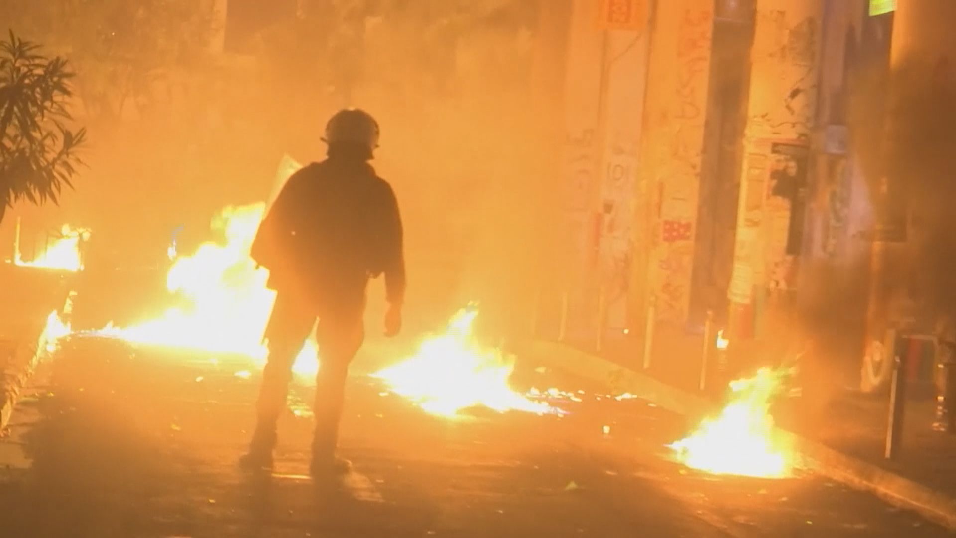 希臘有大型遊行演變成警民衝突