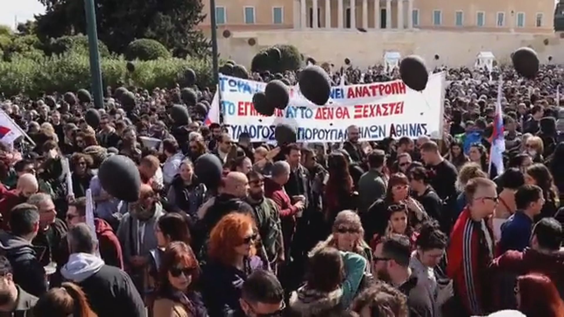 希臘列車相撞觸發的示威持續　雅典過萬人聚集變成衝突
