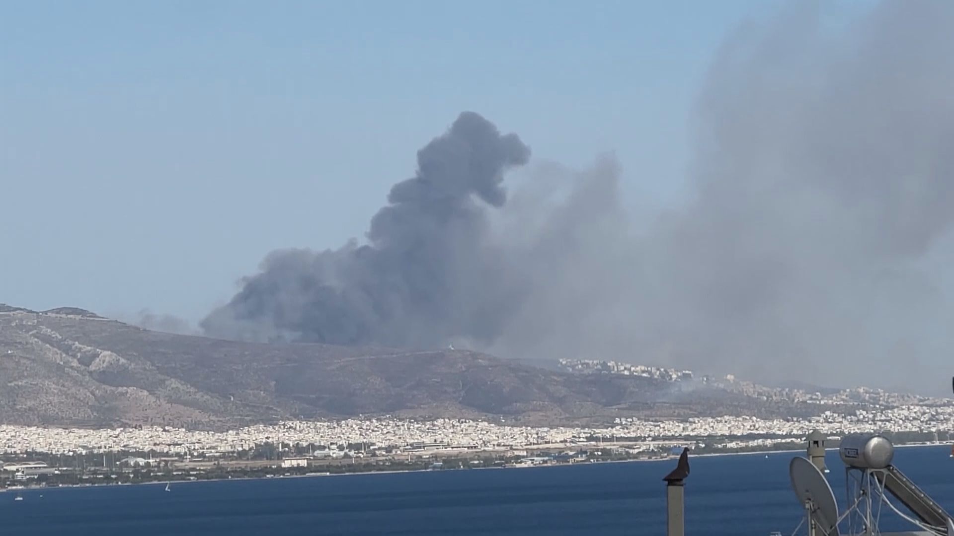 希臘雅典南部山火持續　附近居民緊急疏散