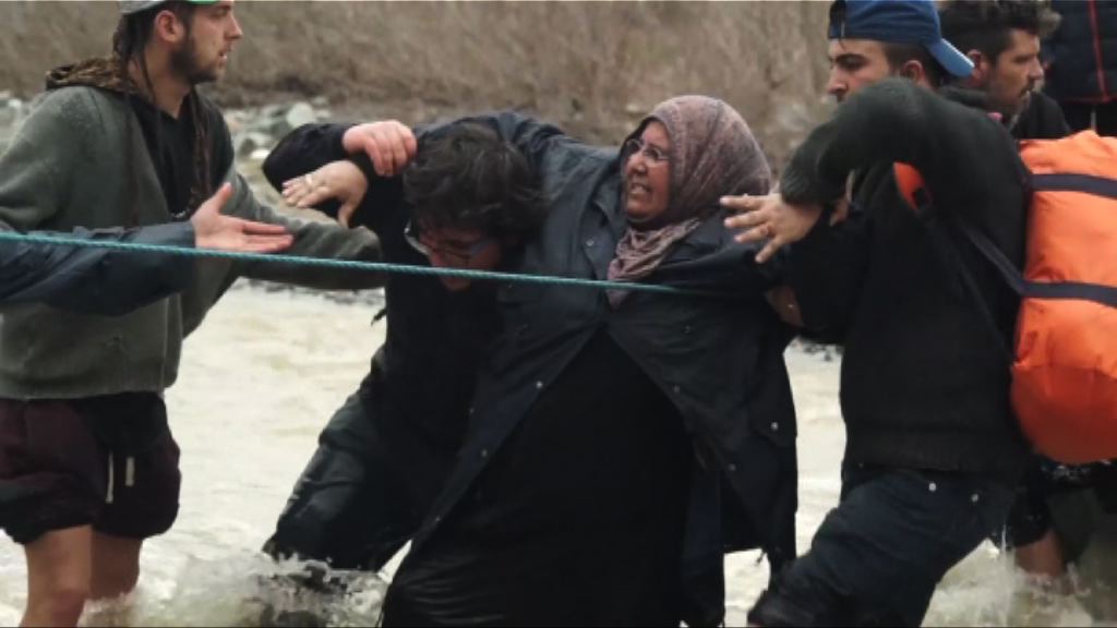 滯留希臘邊境難民渡河進入馬其頓