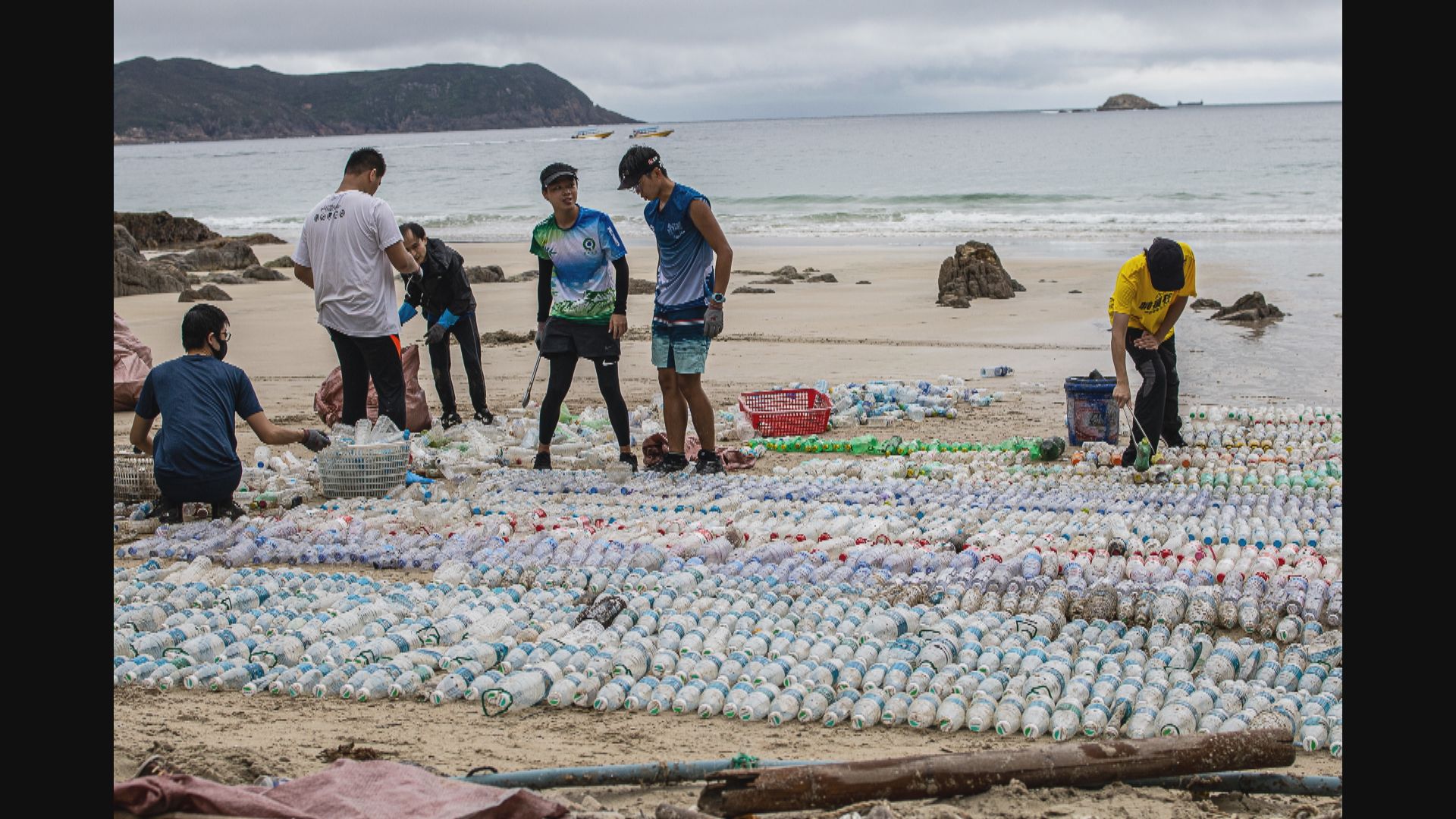 環團一年內沙灘海邊拾43000多個膠樽籲政府規管