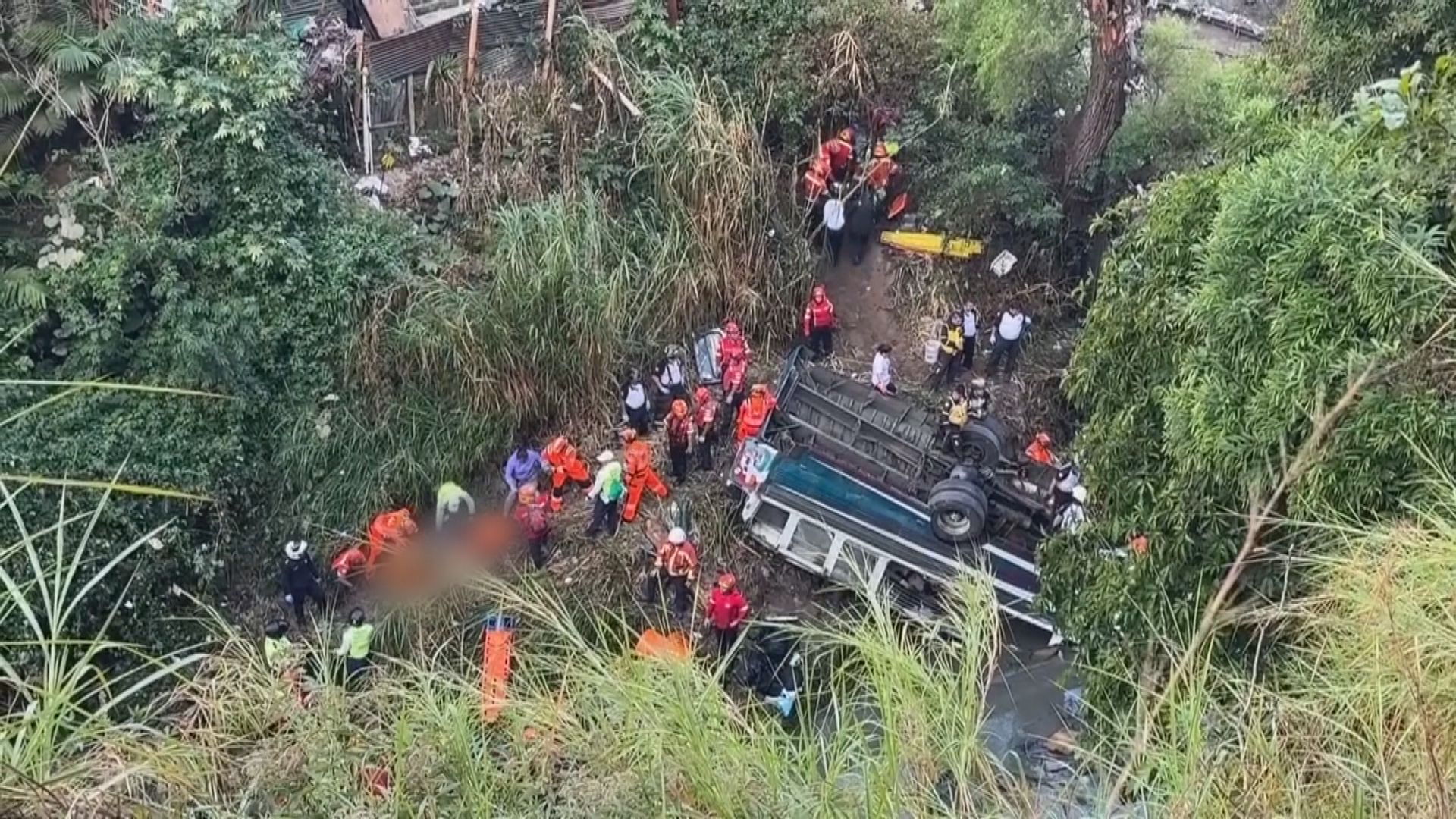 危地馬拉一輛載客巴士墜河谷最少51人死