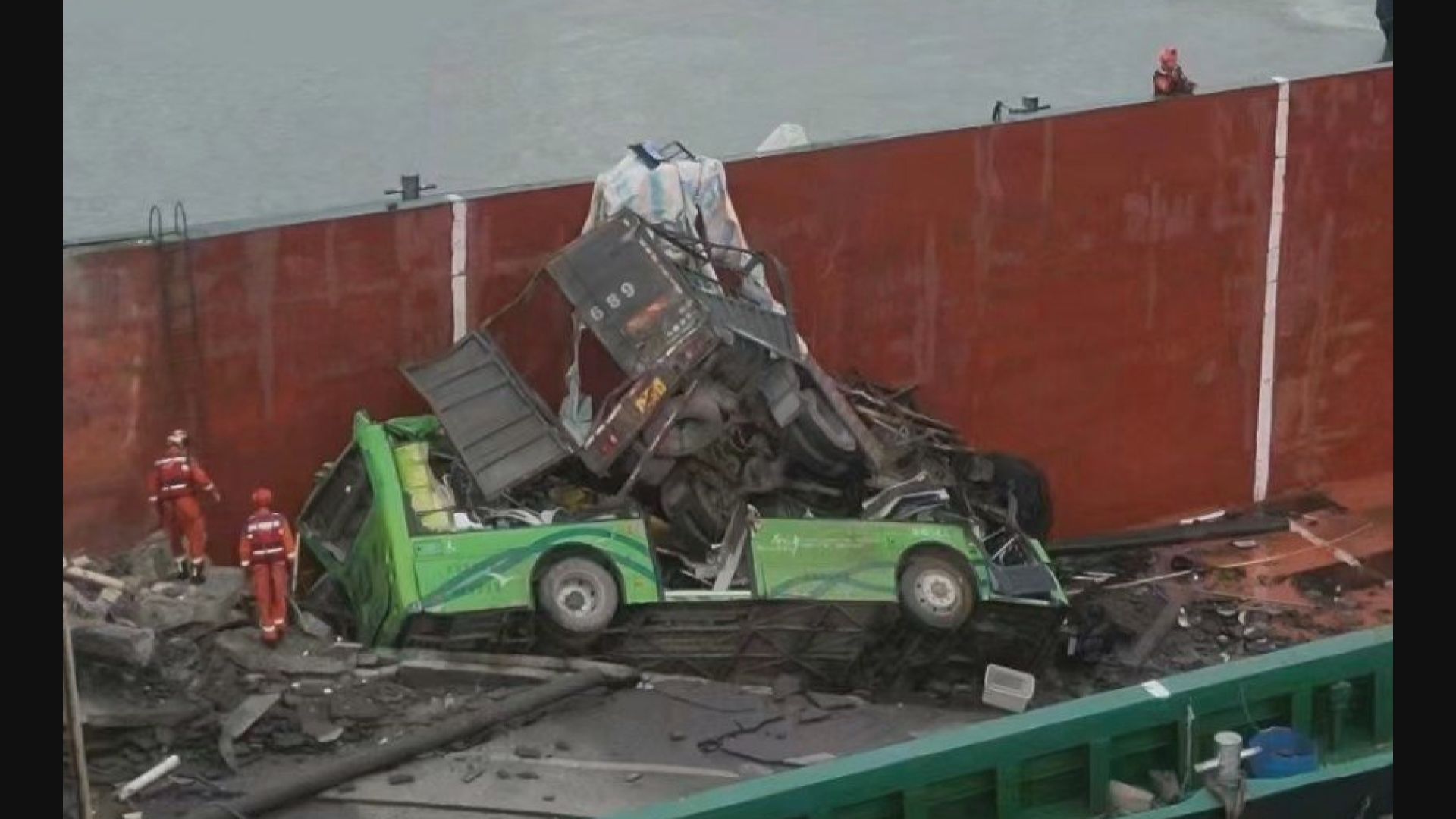 南沙貨船撞斷橋 有車輛墮下 兩死三人失蹤