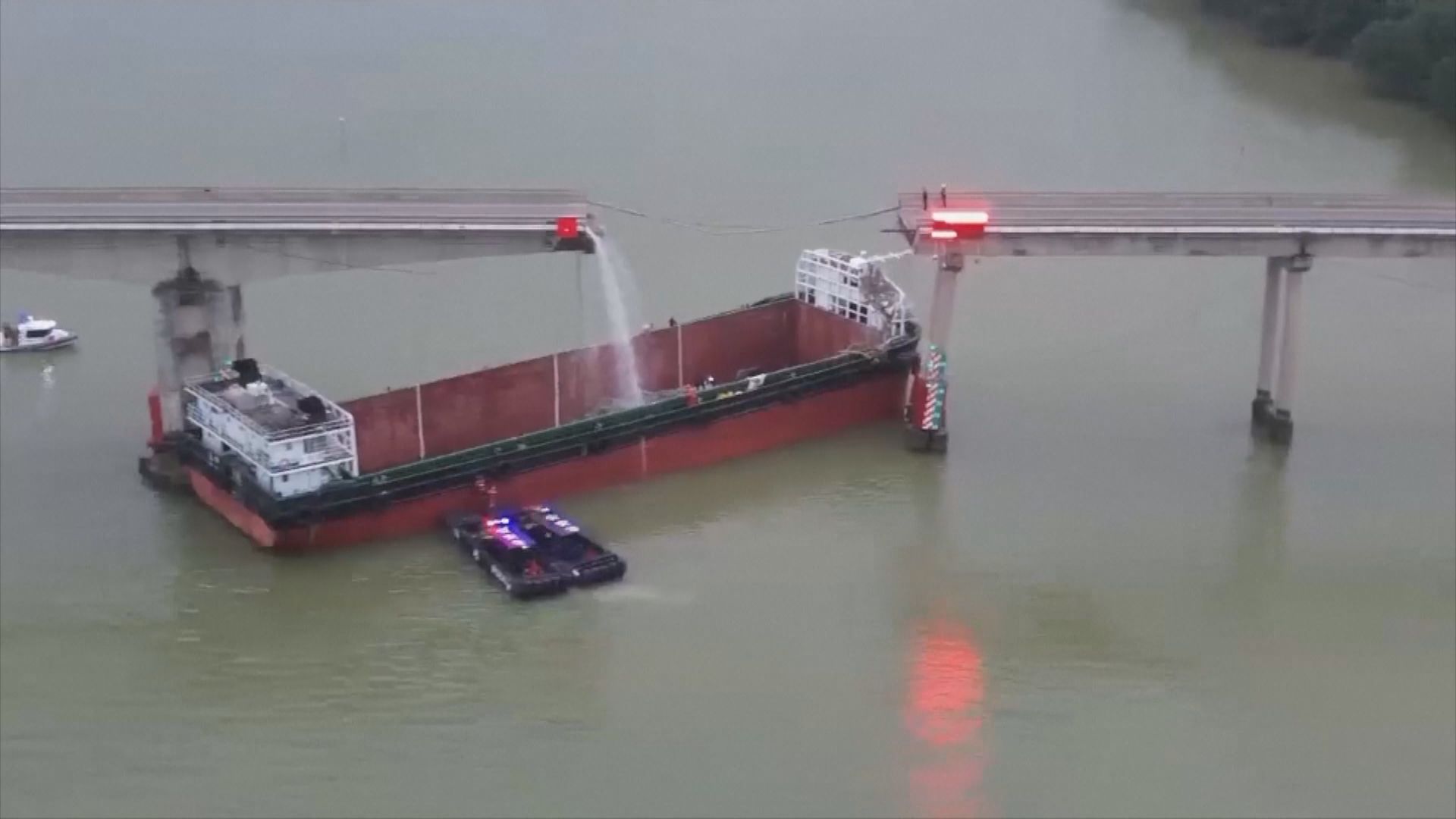 南沙貨船撞斷橋 當局尋回一架跌落水的車
