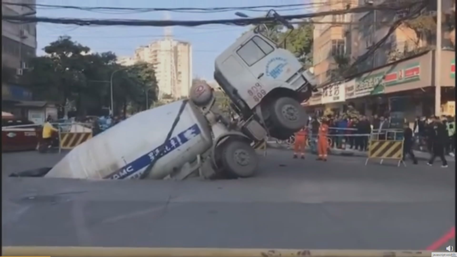 廣州天河區發生地陷　有水泥車跌落坑內