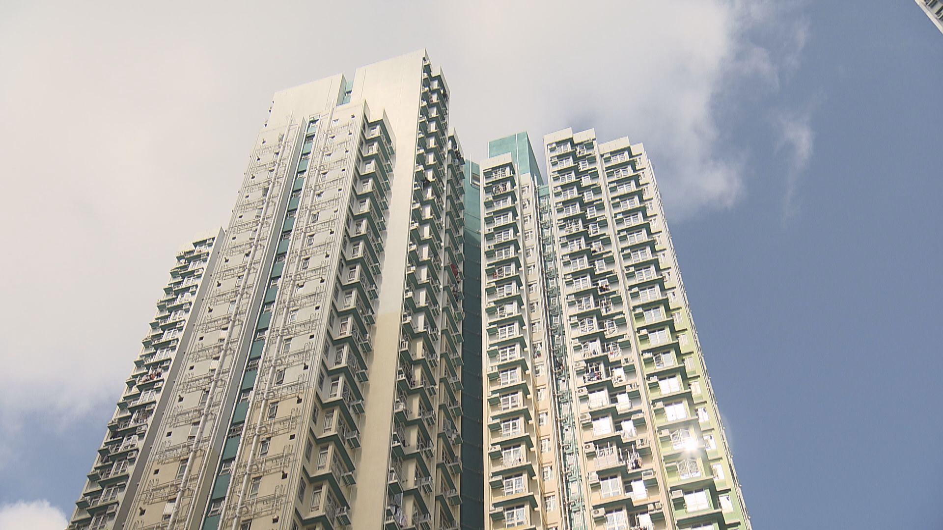 上年度42公屋戶涉擁內地物業 房署佔26宗需交回單位