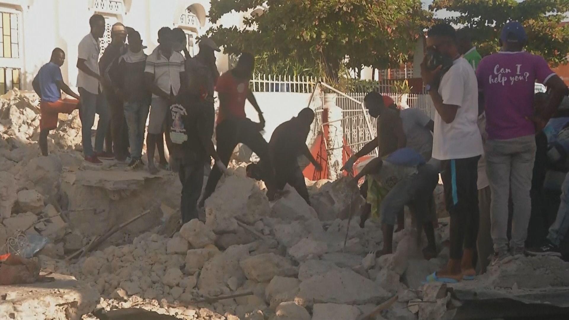 海地地震近千三人亡　救援人員趕在風暴前加緊搜救