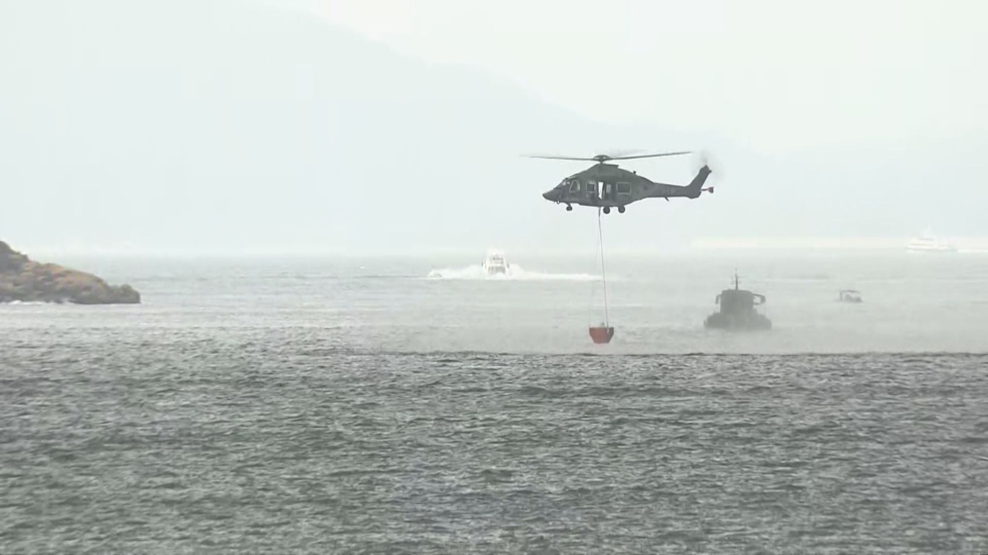 南丫島鹿洲發生山火 直升機來回裝水灌救