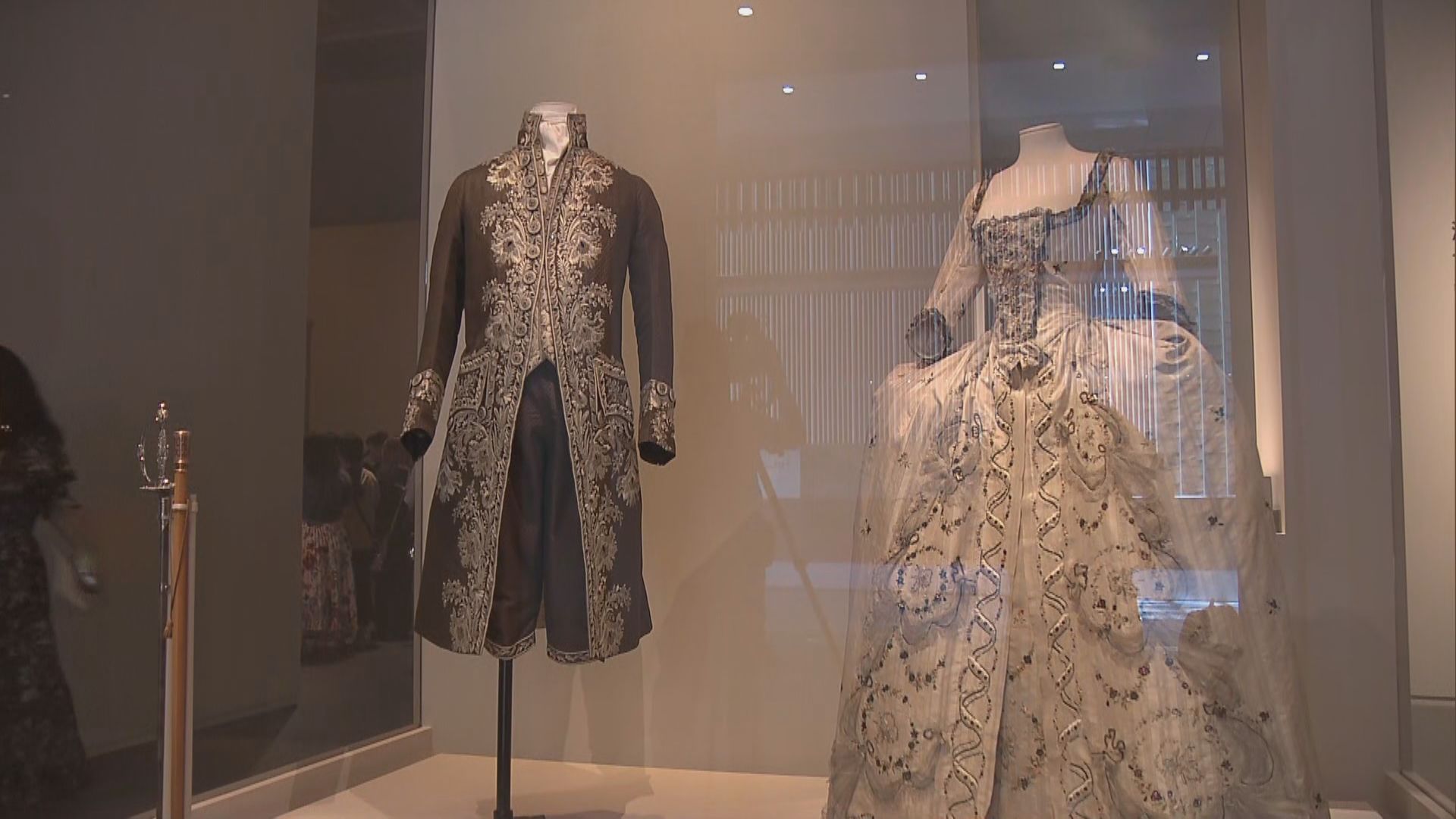 香港故宮博物館周三起辦法國宮廷服飾展覽