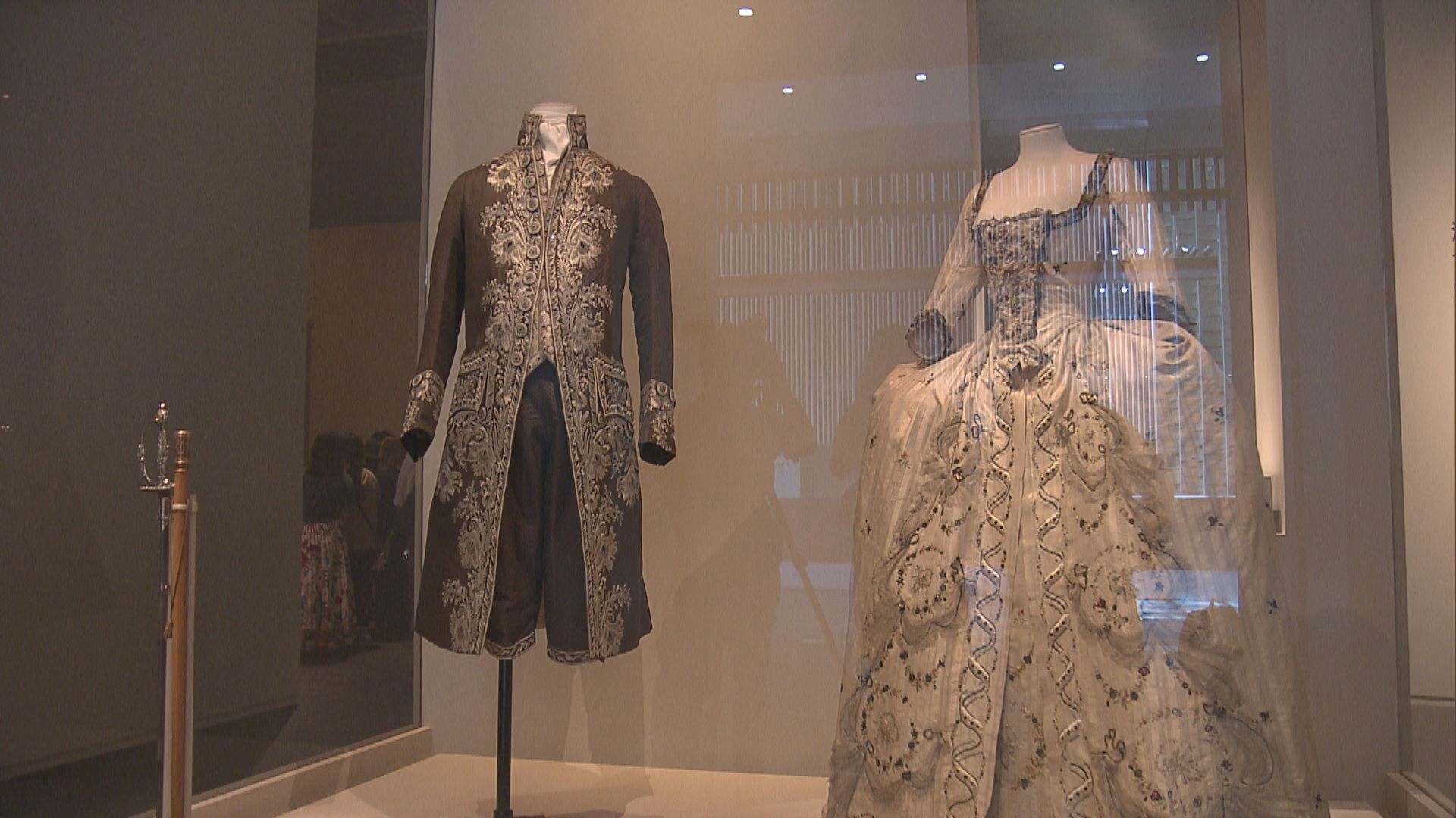 香港故宮文化博物館 展出數百件法國宮廷服飾珠寶