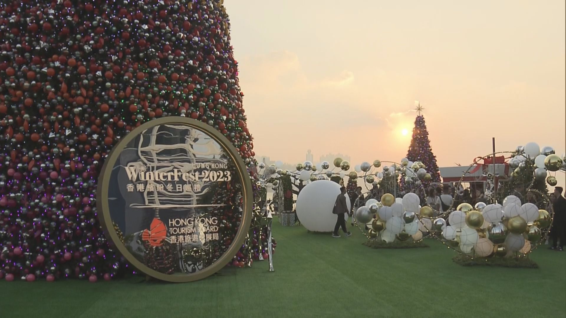 旅發局海濱聖誕小鎮揭幕 於西九設20米高聖誕樹