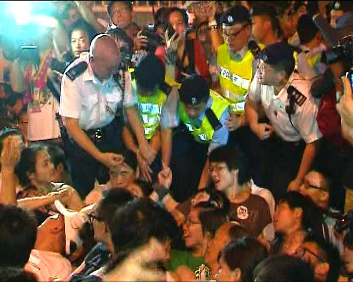 
警隊及駐港解放軍民望創新低