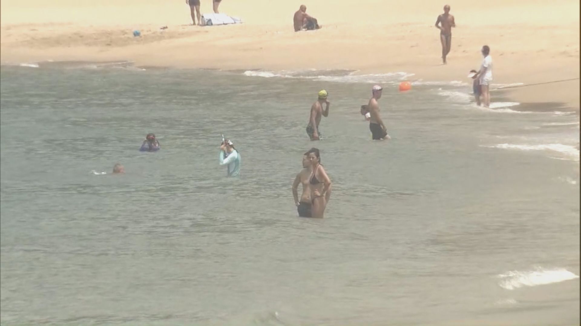 多區氣溫上升至35度或以上 有市民到沙灘玩水消暑