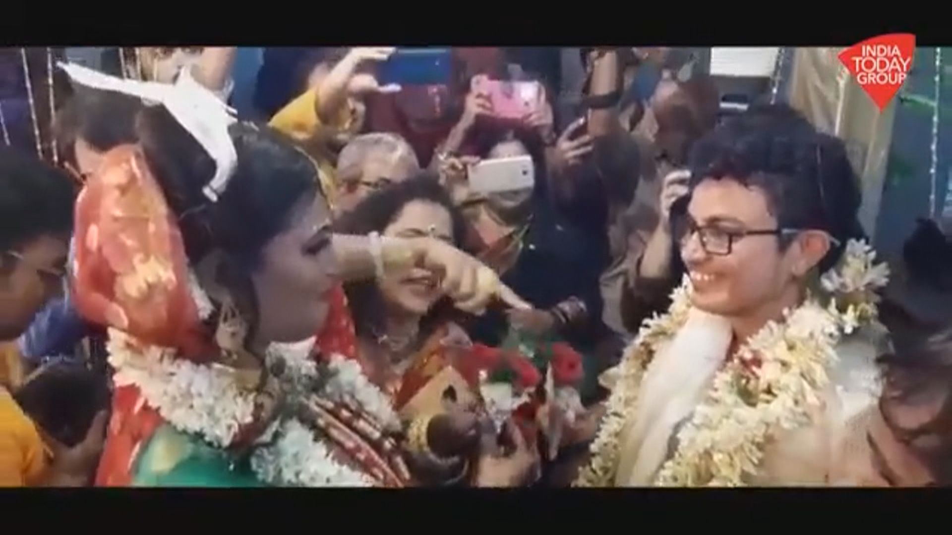 印度一對跨性別者舉行傳統婚禮
