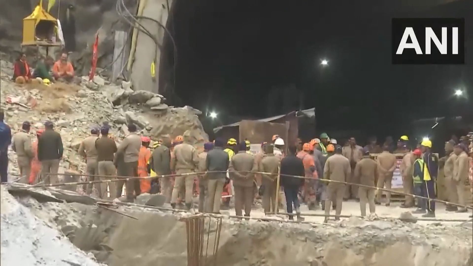 印度救援人員打通接觸被困隧道工人救援通道