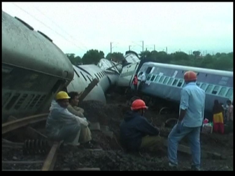 印度兩列火車出軌逾30死