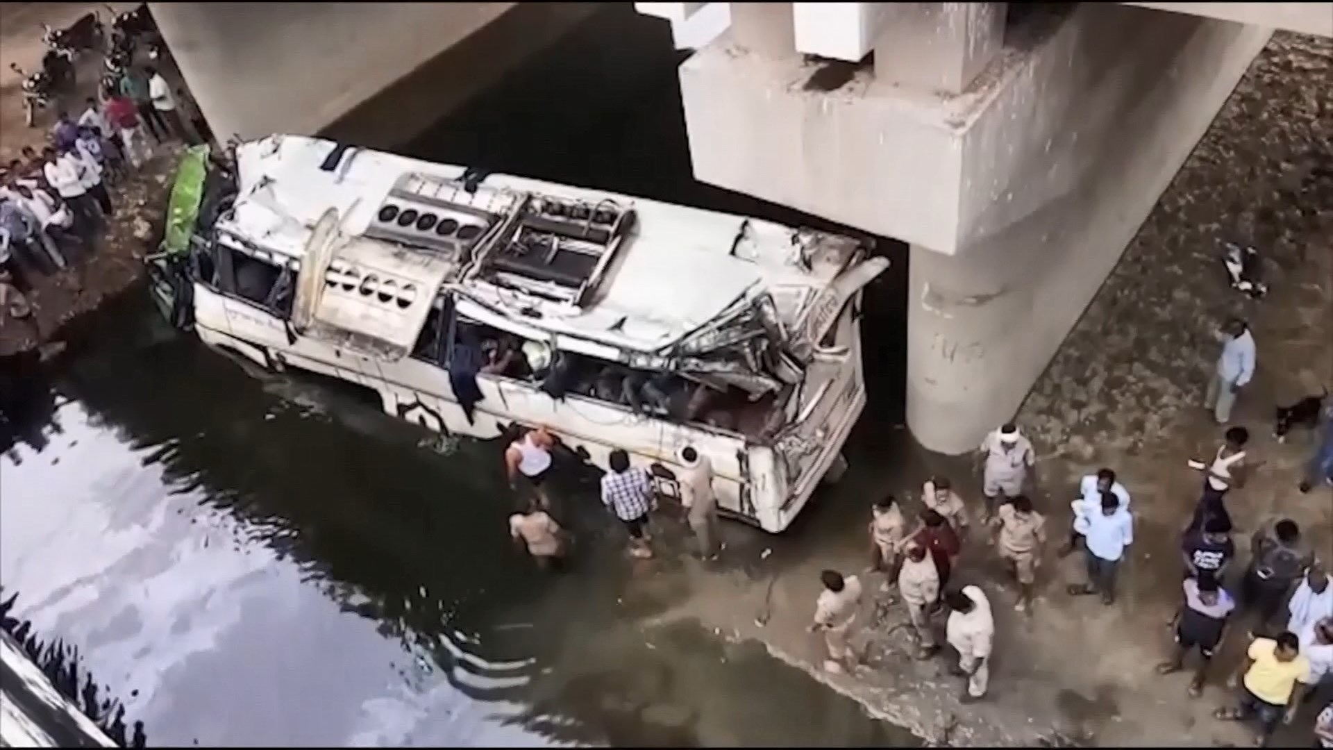 印度一架巴士跌入溝渠數十人死傷