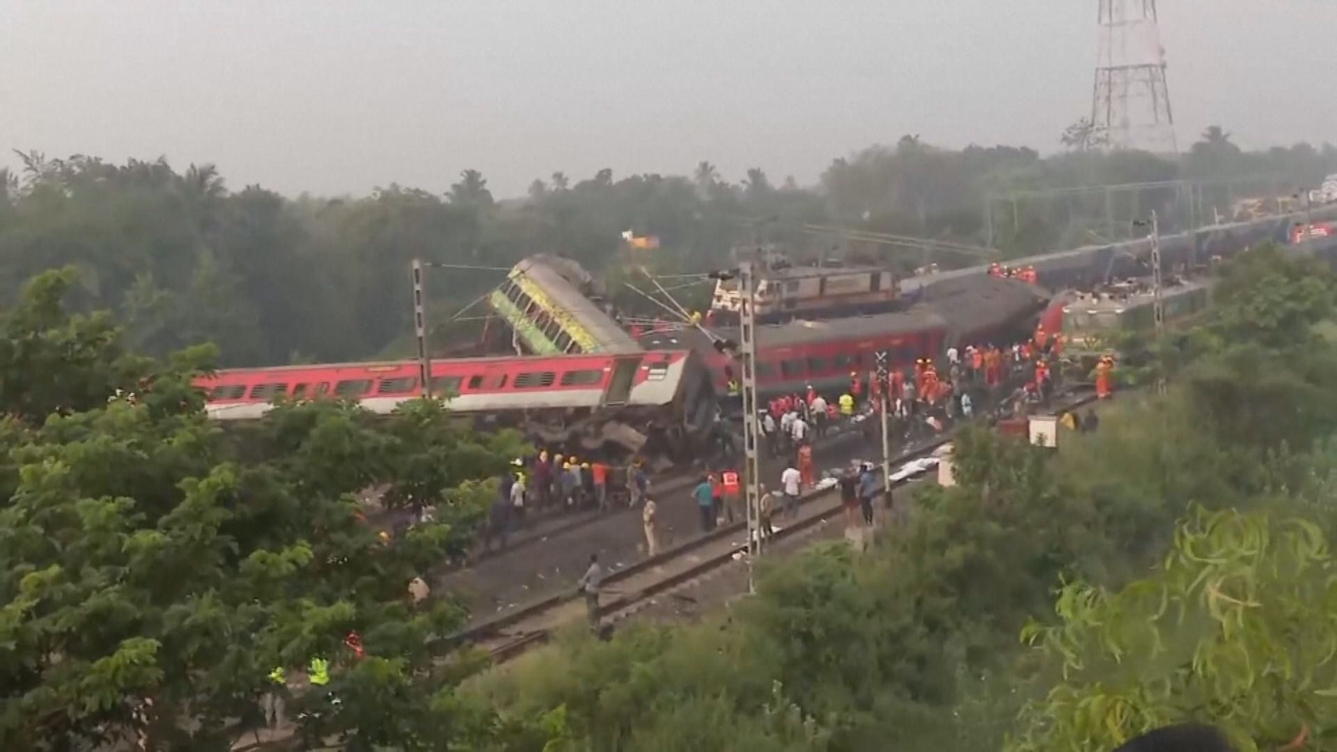 印度東部列車出軌相撞 逾200人死900人傷