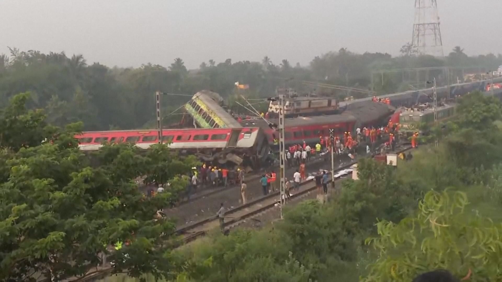印度列車相撞事故 當地傳媒指鐵路部門正調查是否涉及向火車發錯信號