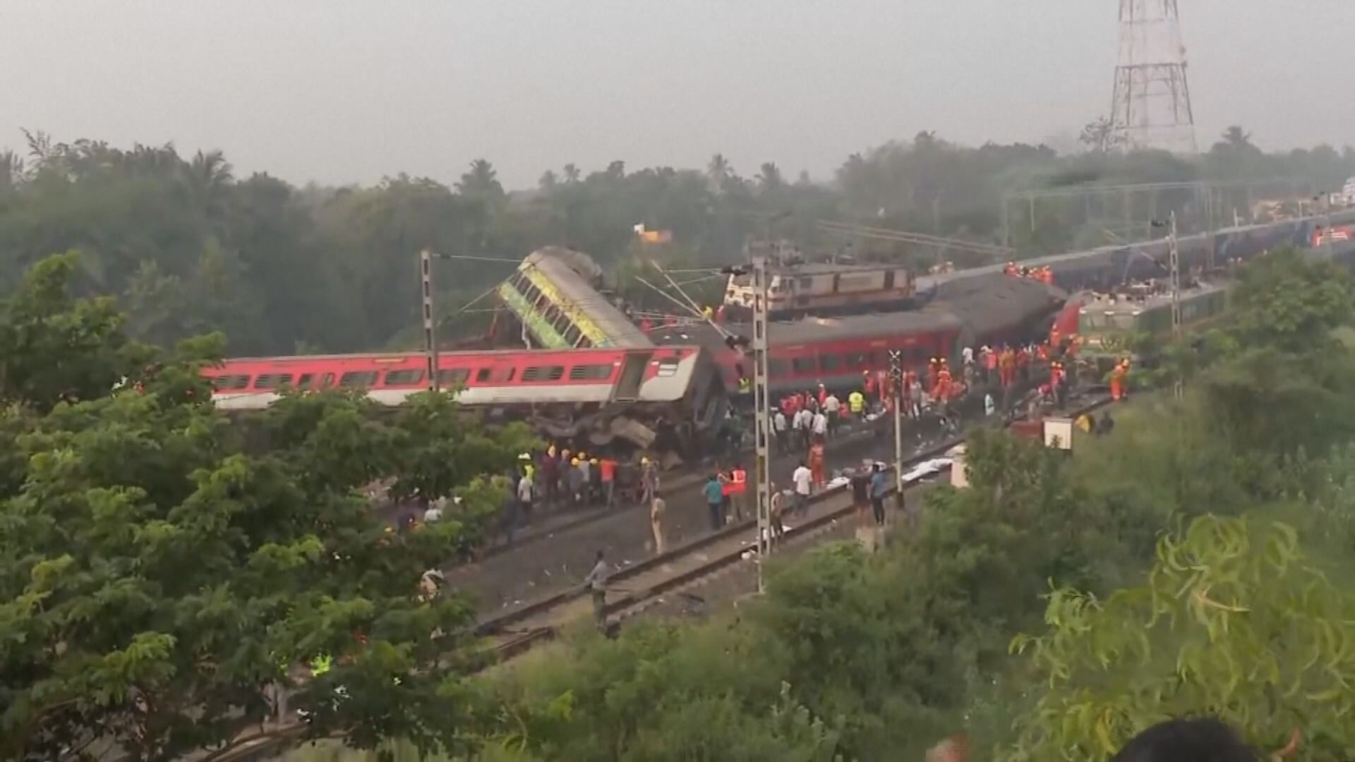 印度總理莫迪到列車相撞現場視察 指已下令全方位調查事件