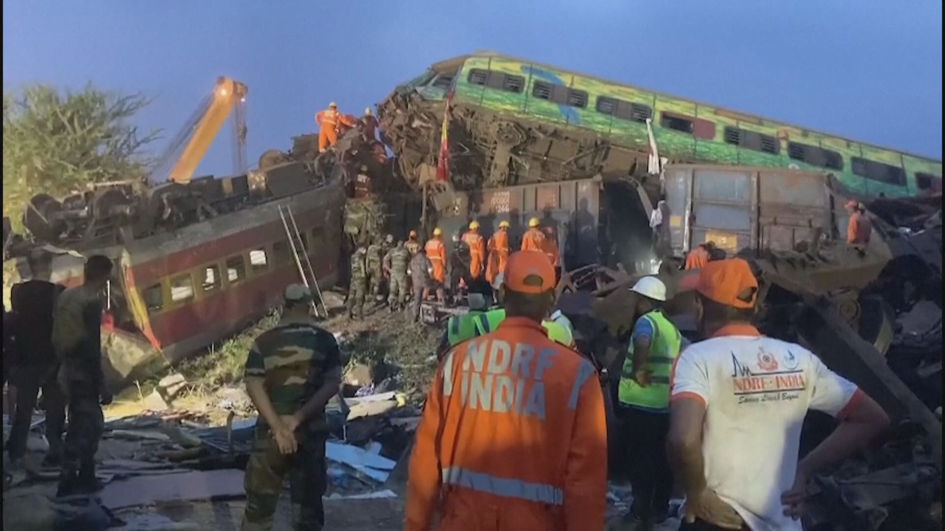 印度列車相撞事故搜救工作結束 當局開始清理現場