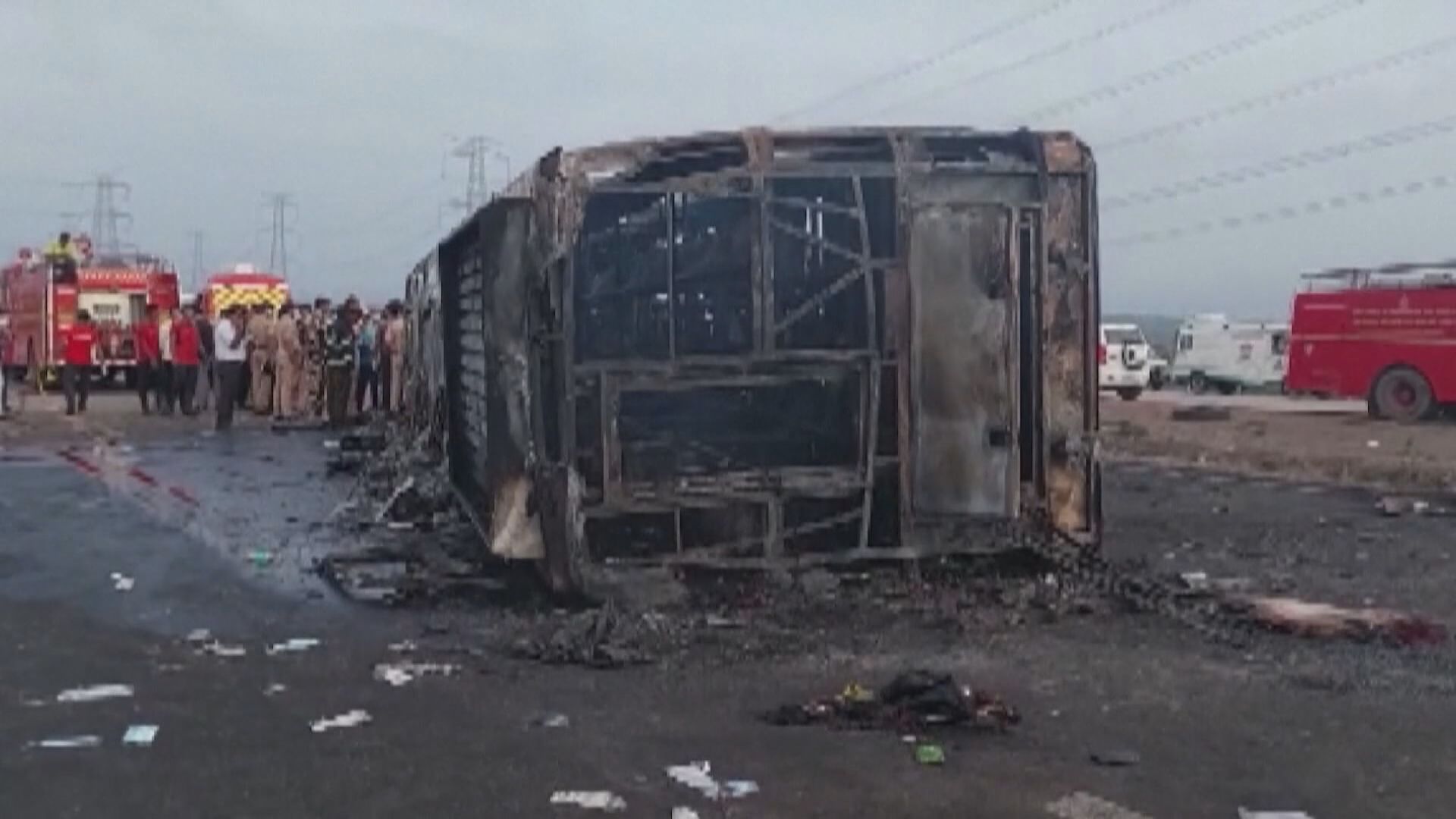 印度西部巴士爆胎撞毀起火至少25死