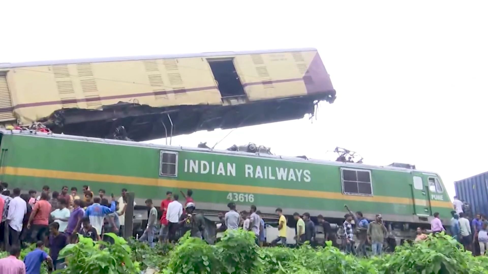 印度大吉嶺貨運與客運列車相撞 至少15死