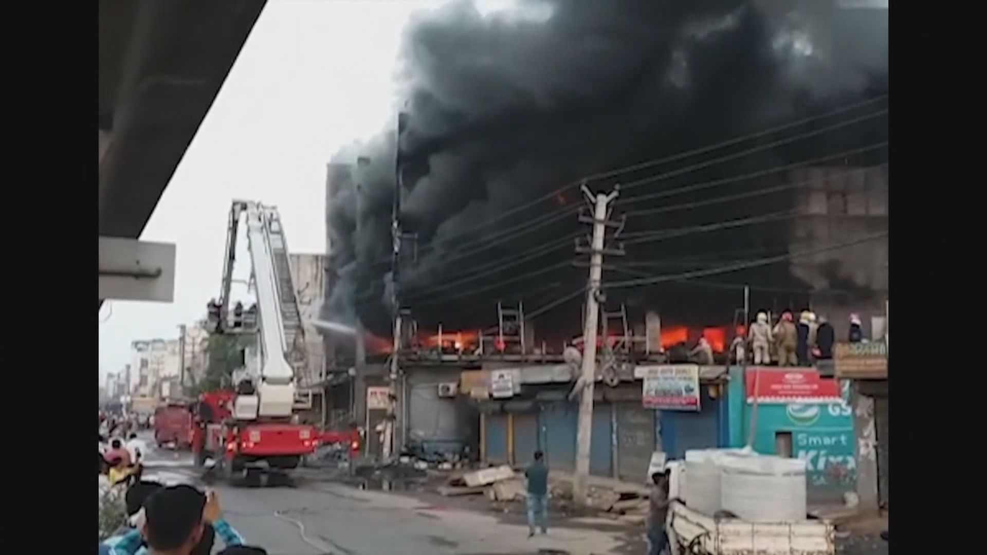 印度新德里商廈大火至少27人死亡