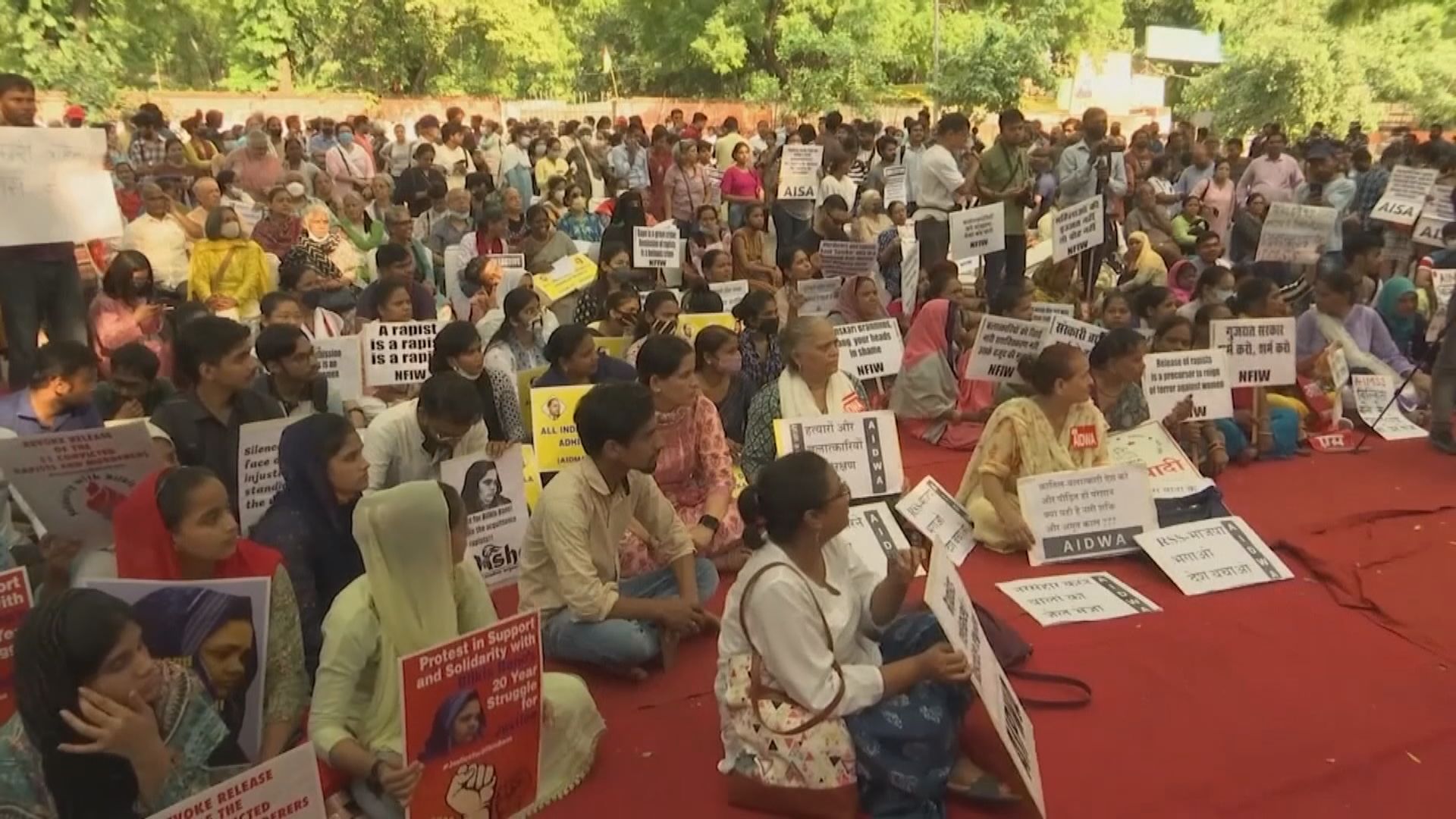 印度民眾示威　抗議政府釋放11名終身監禁強姦犯